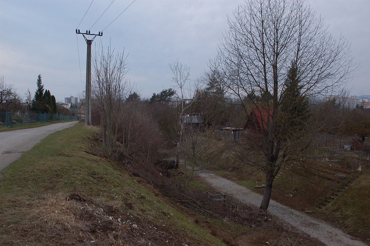 9-tleso odboky Lieskovec v zezu cca po 400m od brny, napravo za zahrdkami plot zvodu ZS