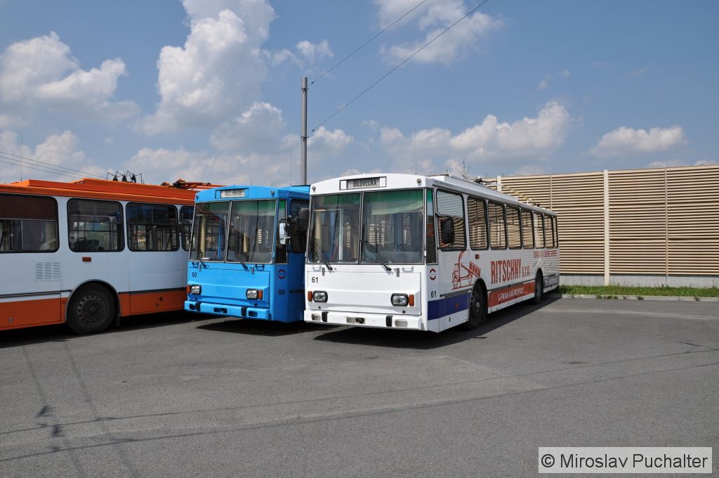 Ev. �. 60 (�koda 14 Tr 08/6) a ev. �. 61 (�koda 14 Tr 08/6) ve vozovn�.