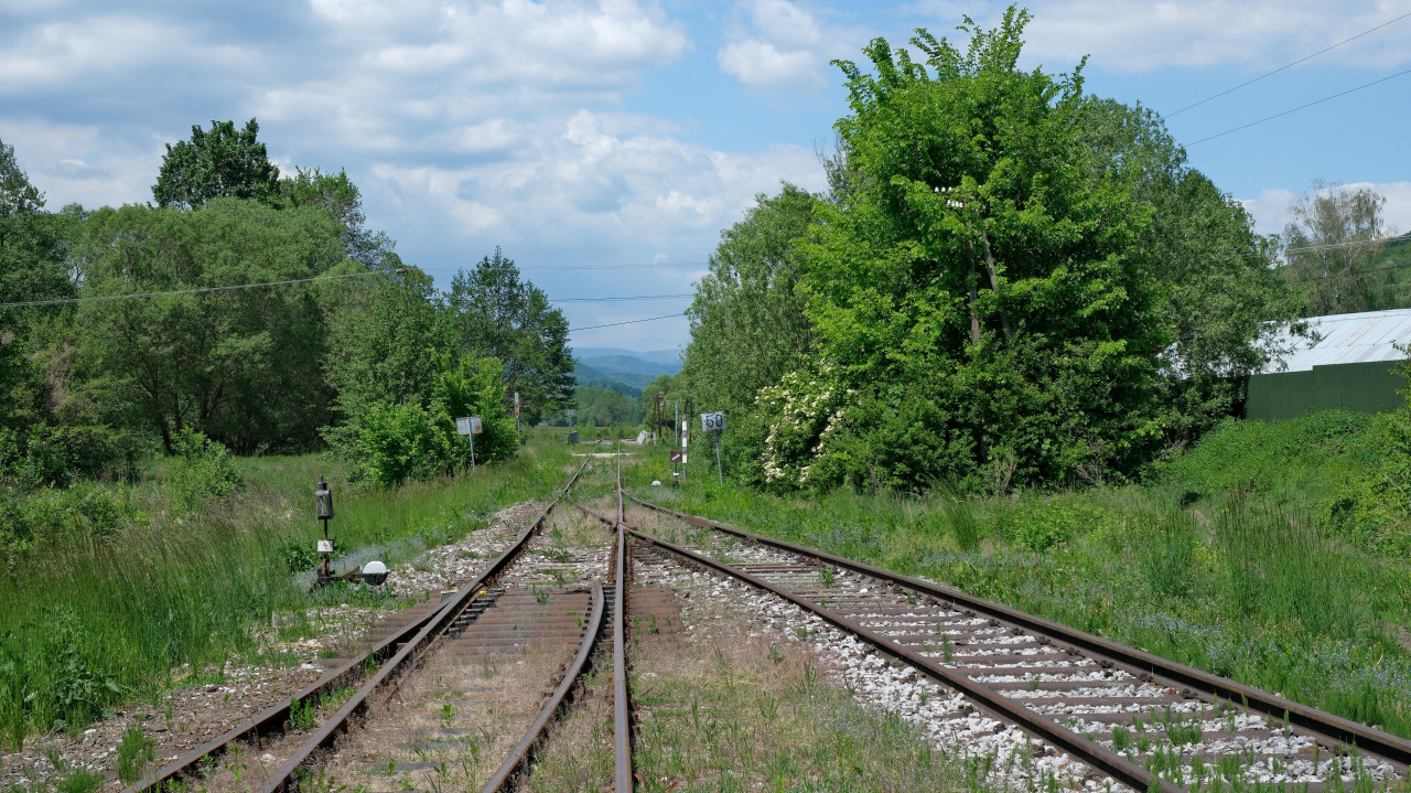 pohled na sever ke Slavo�ovc�m, doprava vedla vle�ka k �elez�rn�m, kam sm��ovala i lanovka p�es tra�