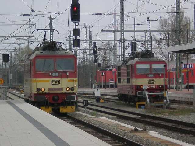 371002 nastupuje na EC 177 371 003 �ek� na EC 371