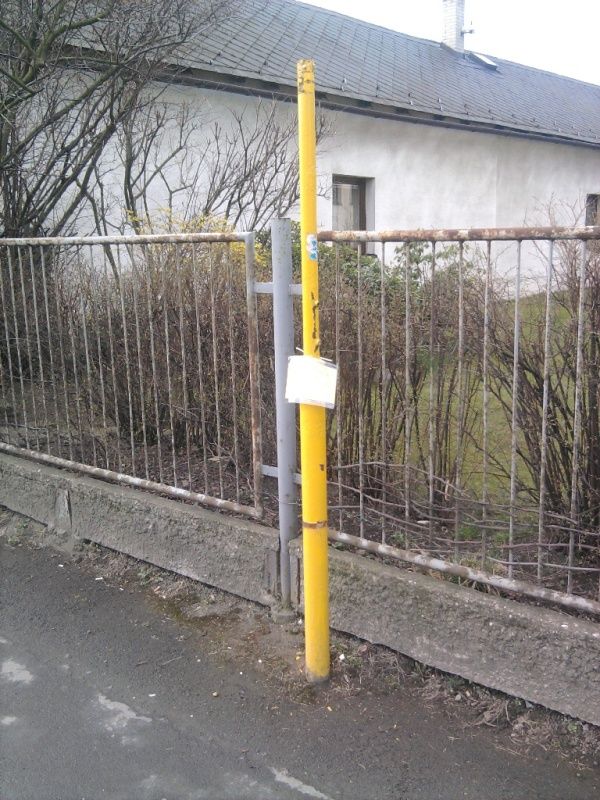 Kroftova sm�r S�S - z�stala jen ty�ka z p�vodn� zast�vky