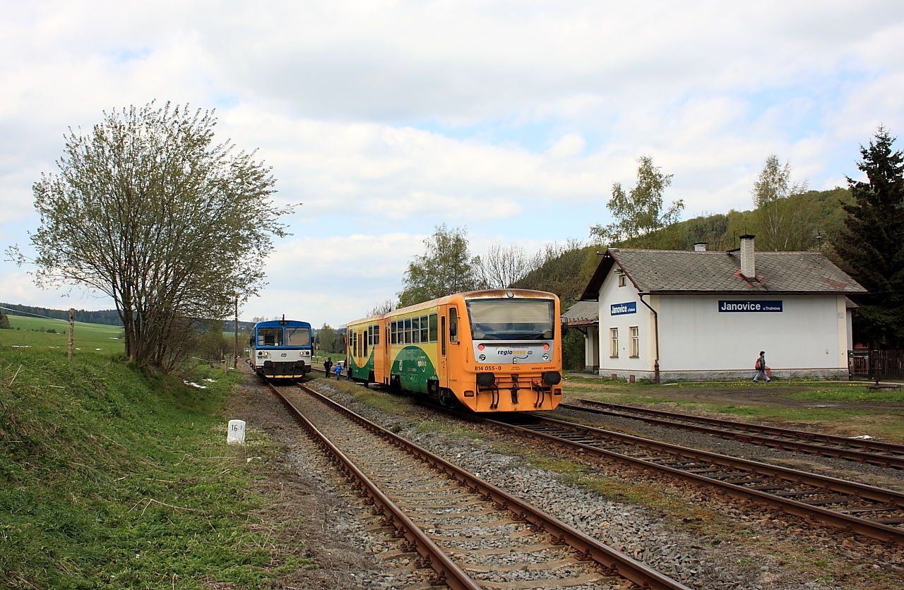 Kiovn vlak 15761 (814 055 + 914 055) a 15760 (810 563 + Btax)  v Janovicch u Trutnova