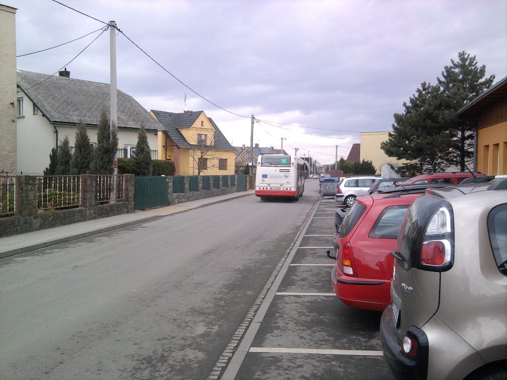 Linka 213 u� uh�n� po obj�zdn� trase na zast. Hlavn�