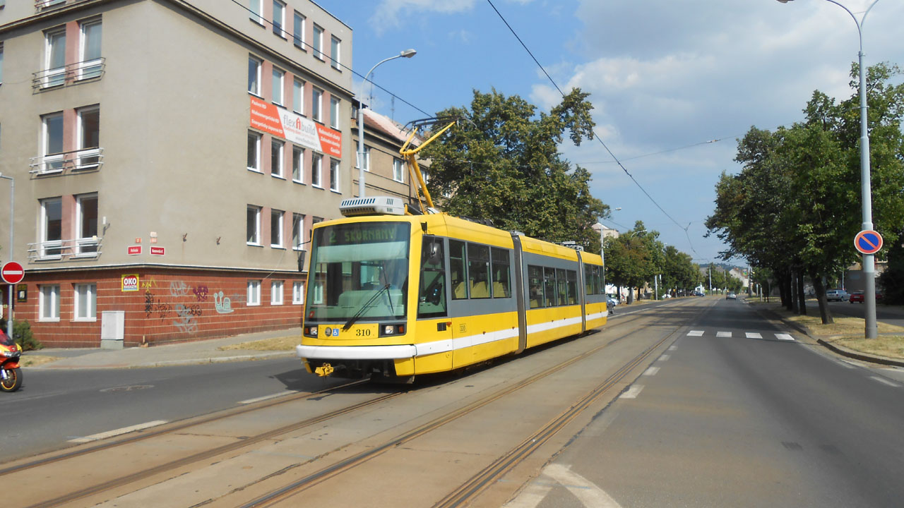 Astra 310 p�ed zast�vkou Brojova
