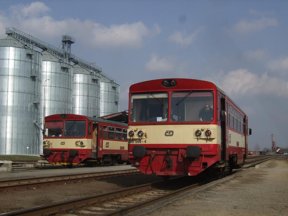 Kzovn v Moravskch Budjovicch s vlaky Os24856 a Os24858 dne 25.3.2010
