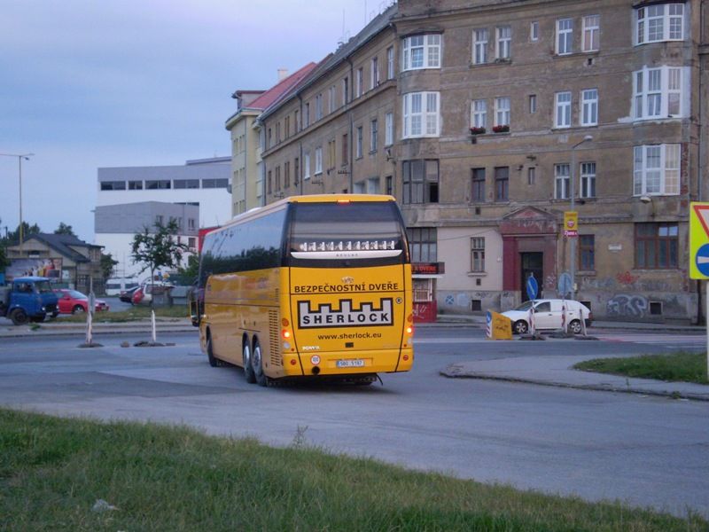 Prejazd kri�ovatkou z autobusovej stanice