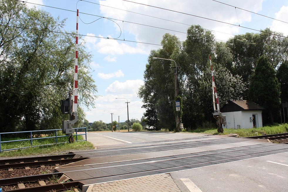 70 metr od elezninho pejezdu se nachz autobusov zastvka Polanka, eleznin zastvka