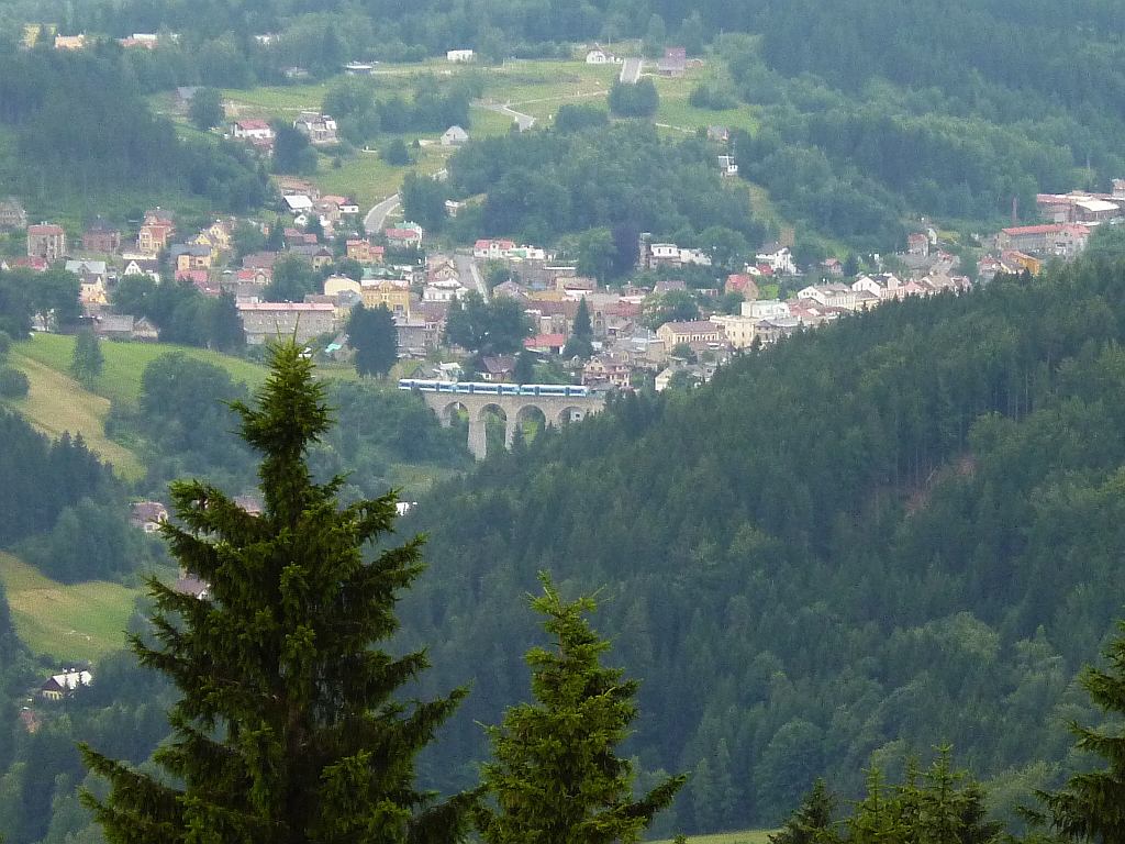 Viadukt ve Smrovce s vlakem Os 16224 Harrachov - Liberec, tvoenm temi jednotkami ady 840 D