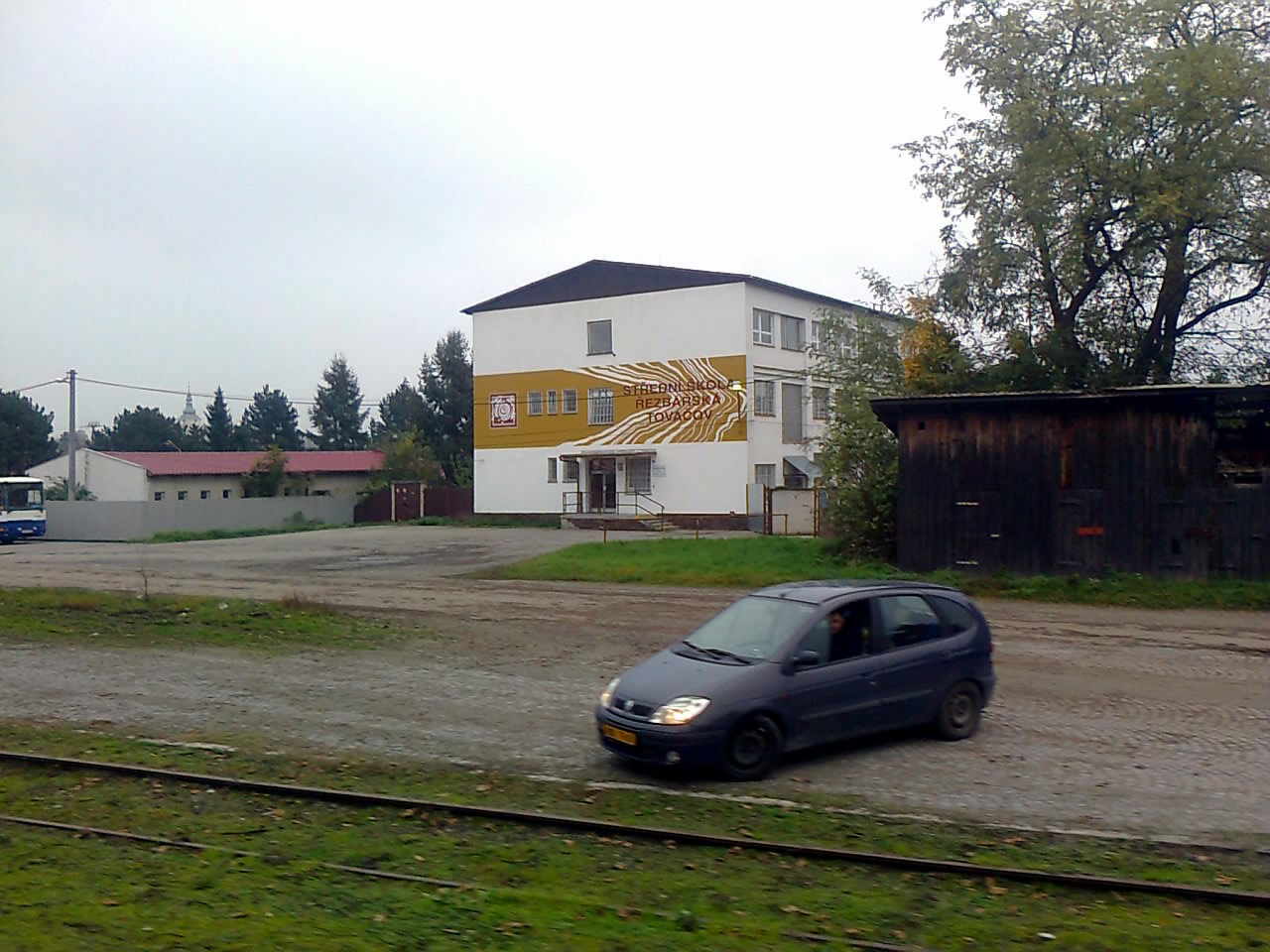 Stedn kola ezbsk v Tovaov, kousek od ndr. budovy