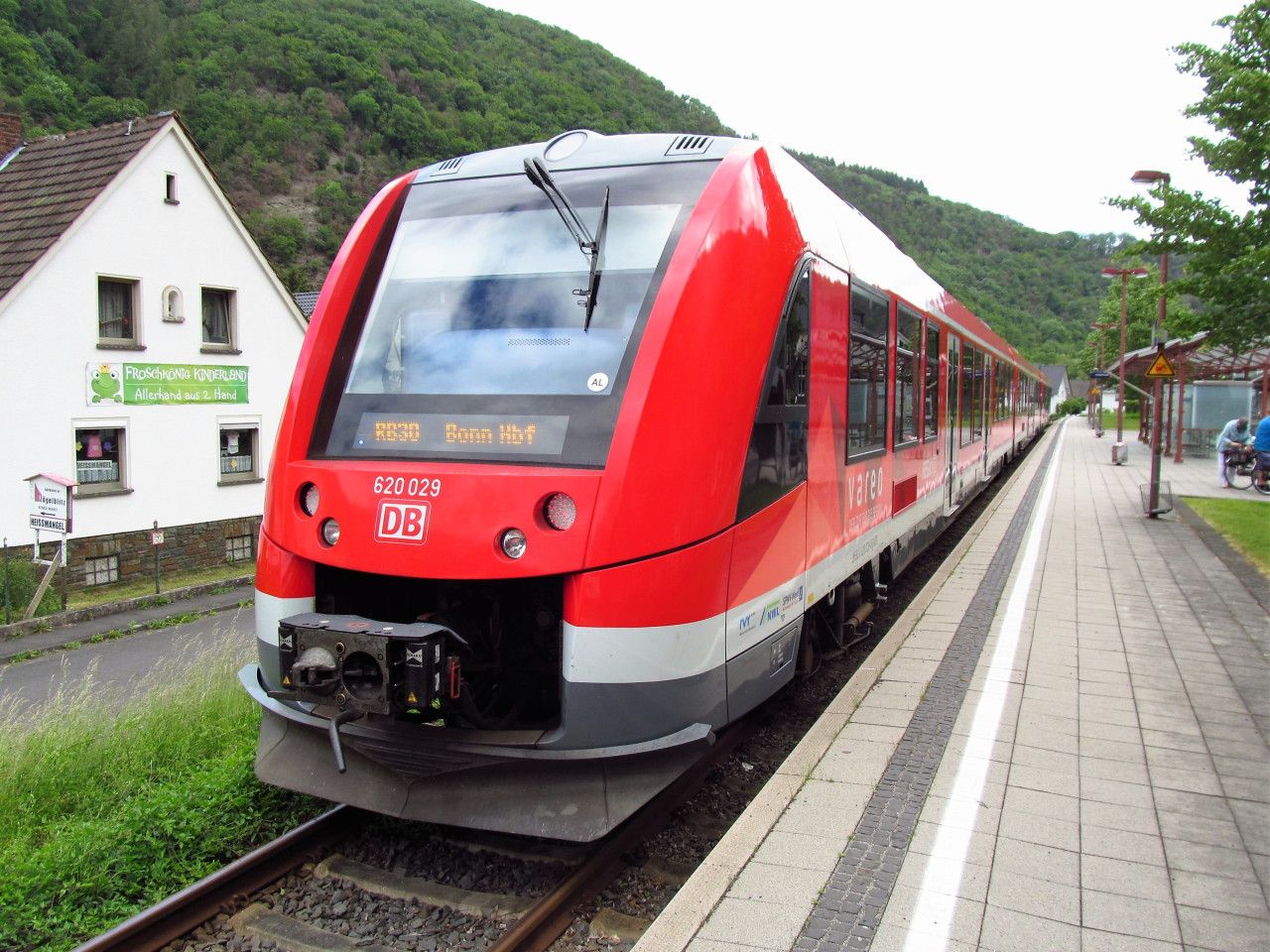 Ahrbrck, koncov zastvka trat z Remagenu (st vlak pmch z/do Bonnu), 6/2019...**