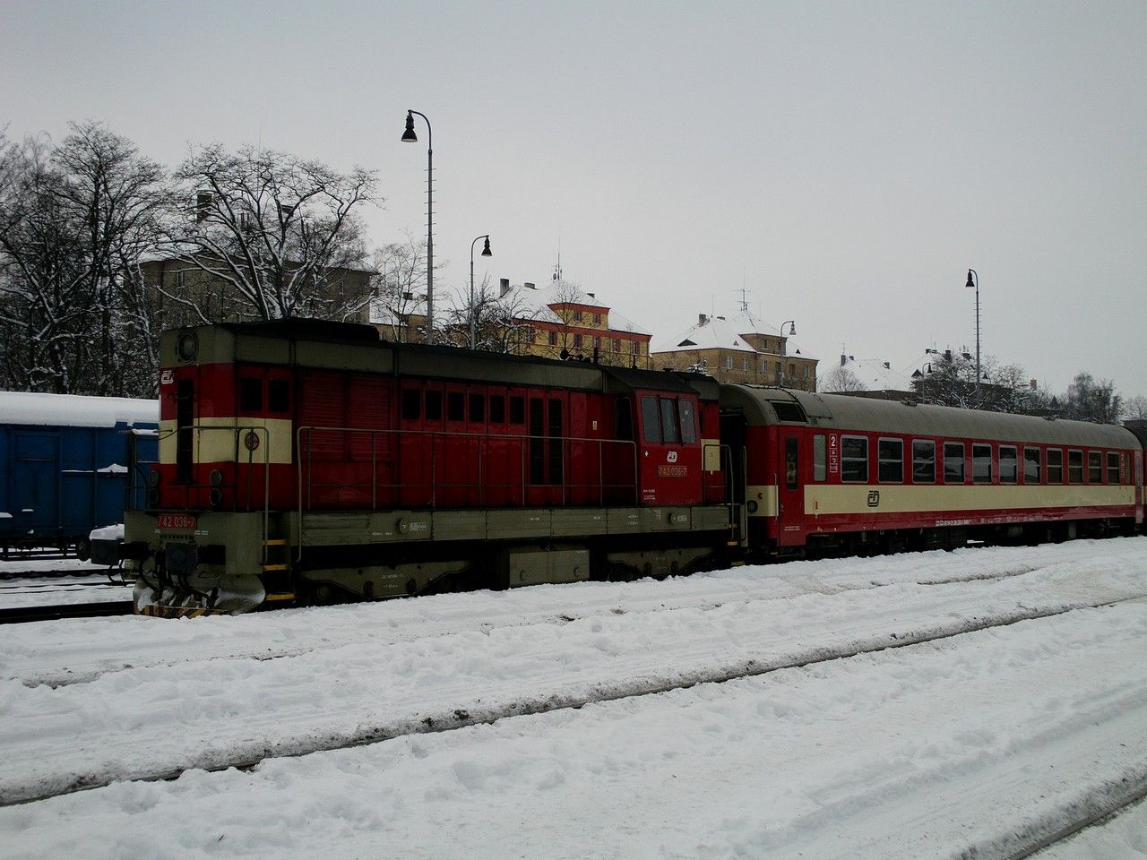 Plzesk 742.036 ve zvl. mikulskm vlaku na Kivoklt, v st. Rakovnk, 4.12.2010