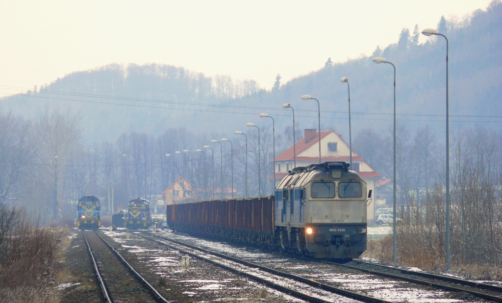 Scinawka Gorna : M62-3536 + M62-2087 s 20 vozy, �ekaj� na p��jezd SM42-2135 s 12 vozy a SM42-411