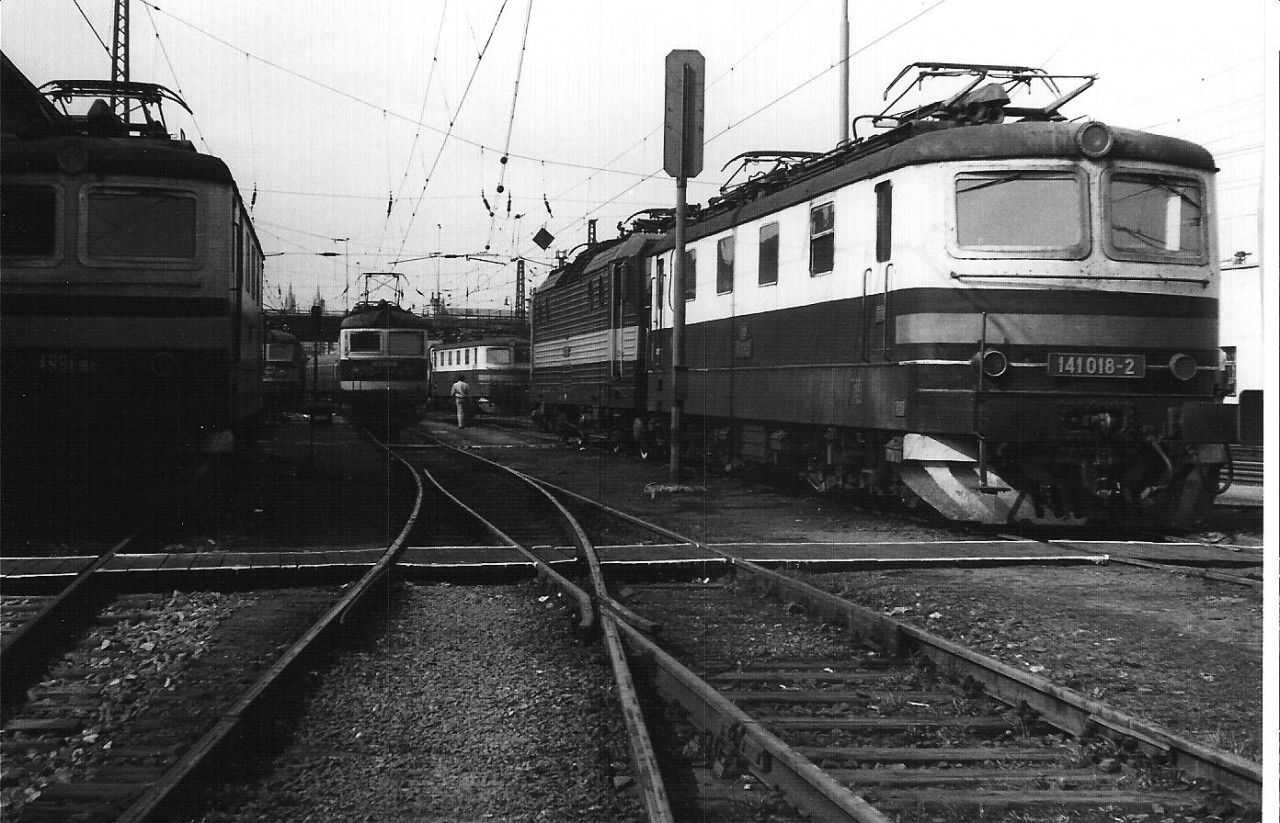 Lokomotivn depo Praha-sted 10.1990 vlevo E 499.1058,vzadu 123 006