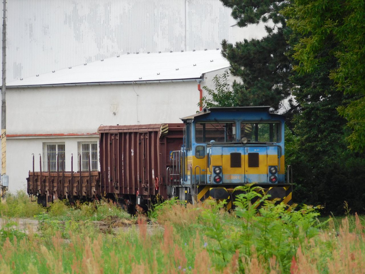 Vlekov lokomotiva 704 512-3 posunuje na vlece FERONA Velk Bystice