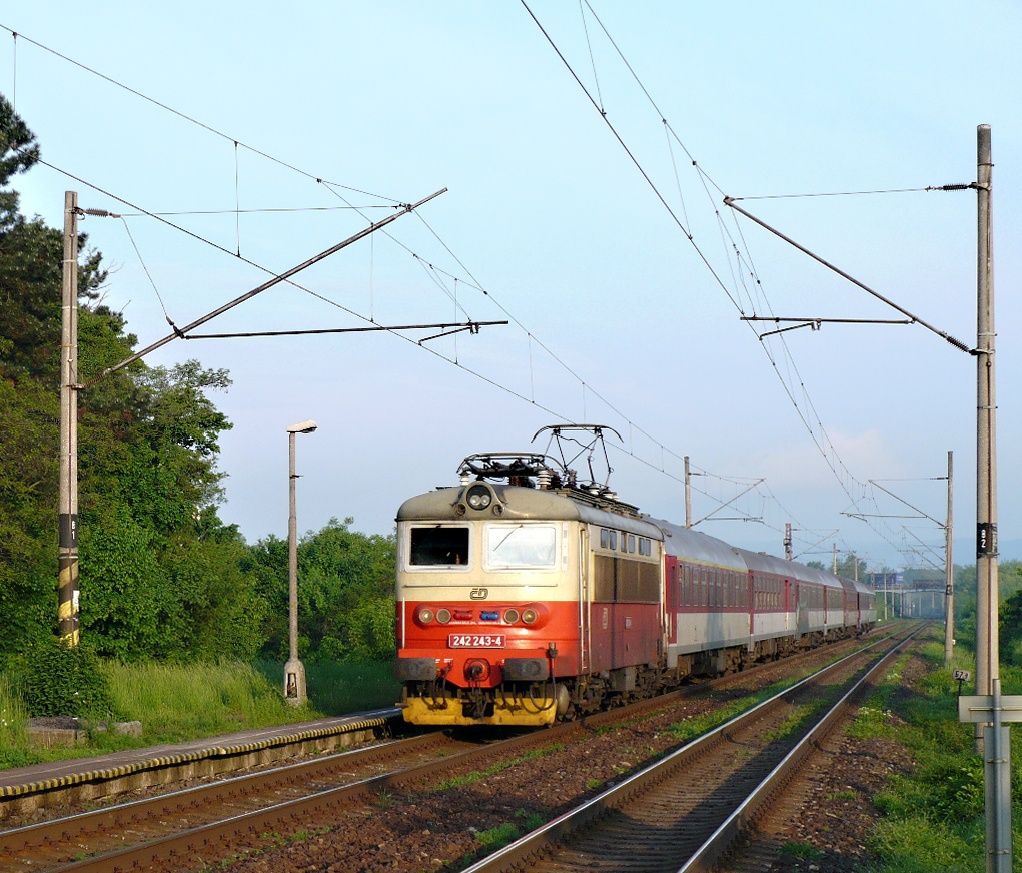 242-243  R 811 Horehronec , Ivanka pri Dunaji  10.5.2010