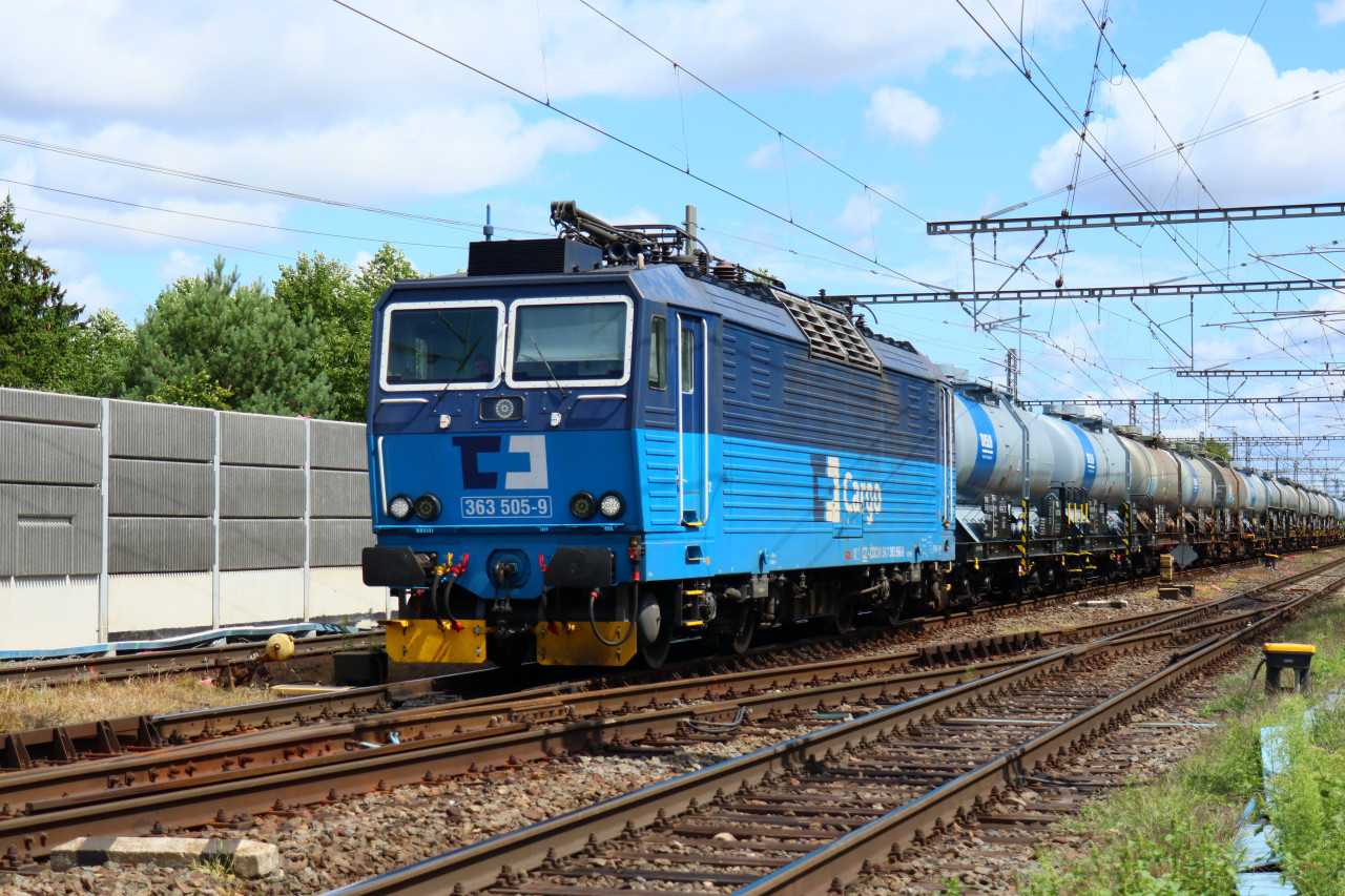 Lokomotiva 363.505 s cisternami ze Slovenska do Litovle projd Dluhonice