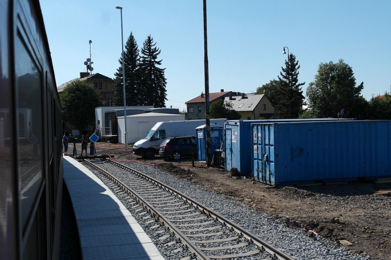 �turc, v pozad� je vid�t stani�n� budova