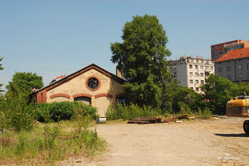 Tohle je zadni hala. Na jejim boku jsou focene parni loko.
