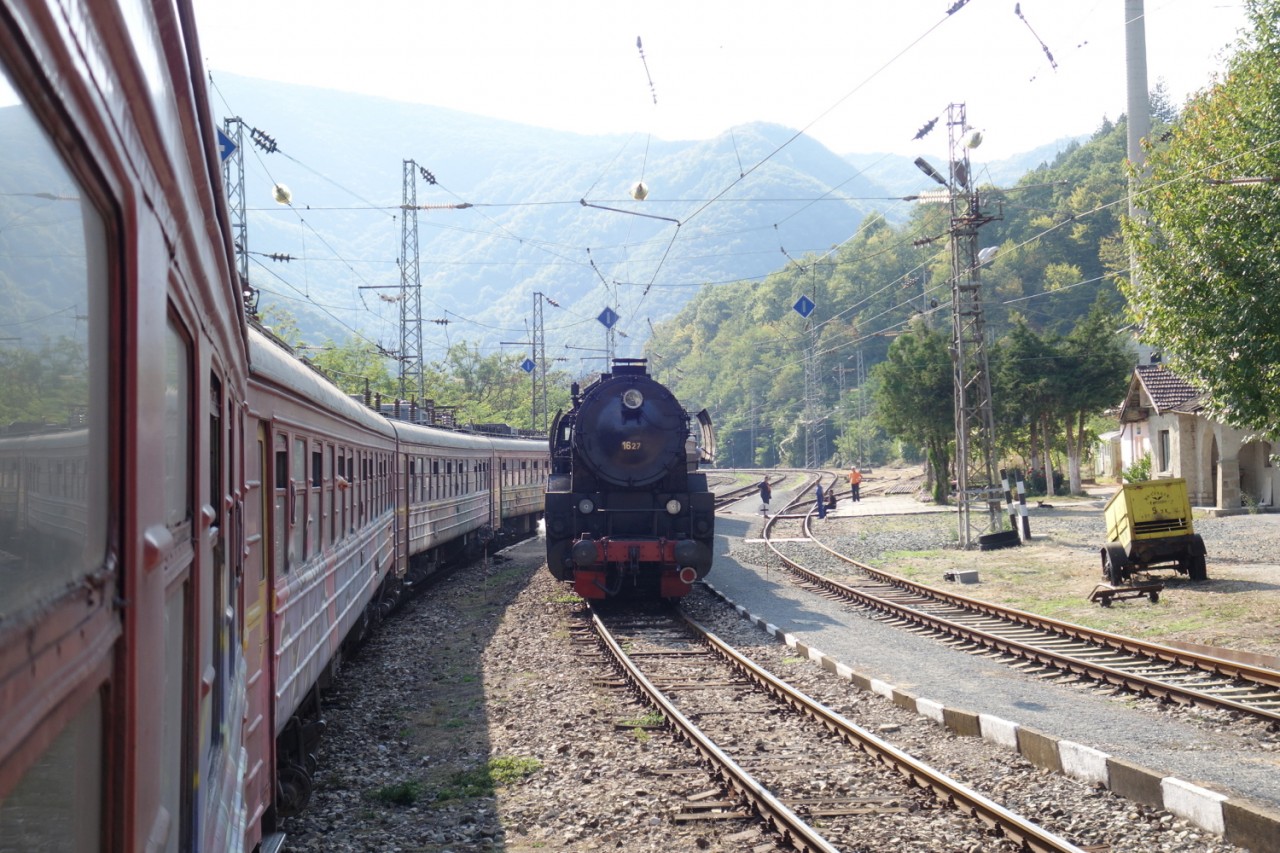 Ve stanici Radunci pi kiovn se Sv s parn lokomotivou. 