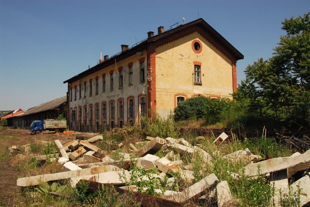 Zdemolovanim teto rady skladist zase zmizi jedno podelne rozdeleni celeho arealu.