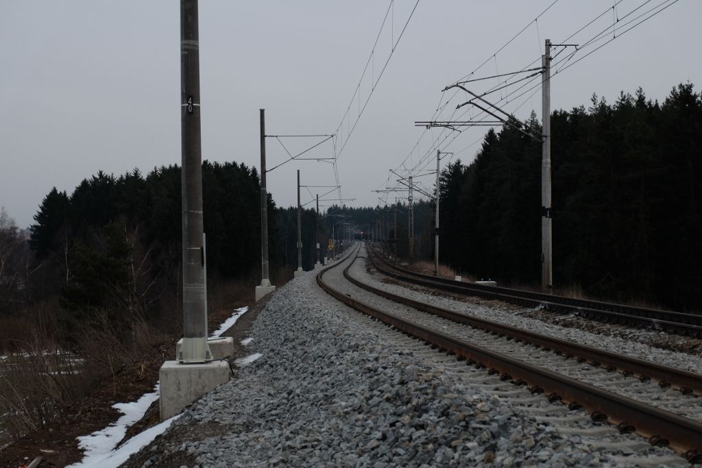 Tra . 250 v seku Ostrov n. O. - Sklen n. O., pohled z nadjezdu silnice do Bor smr Brno