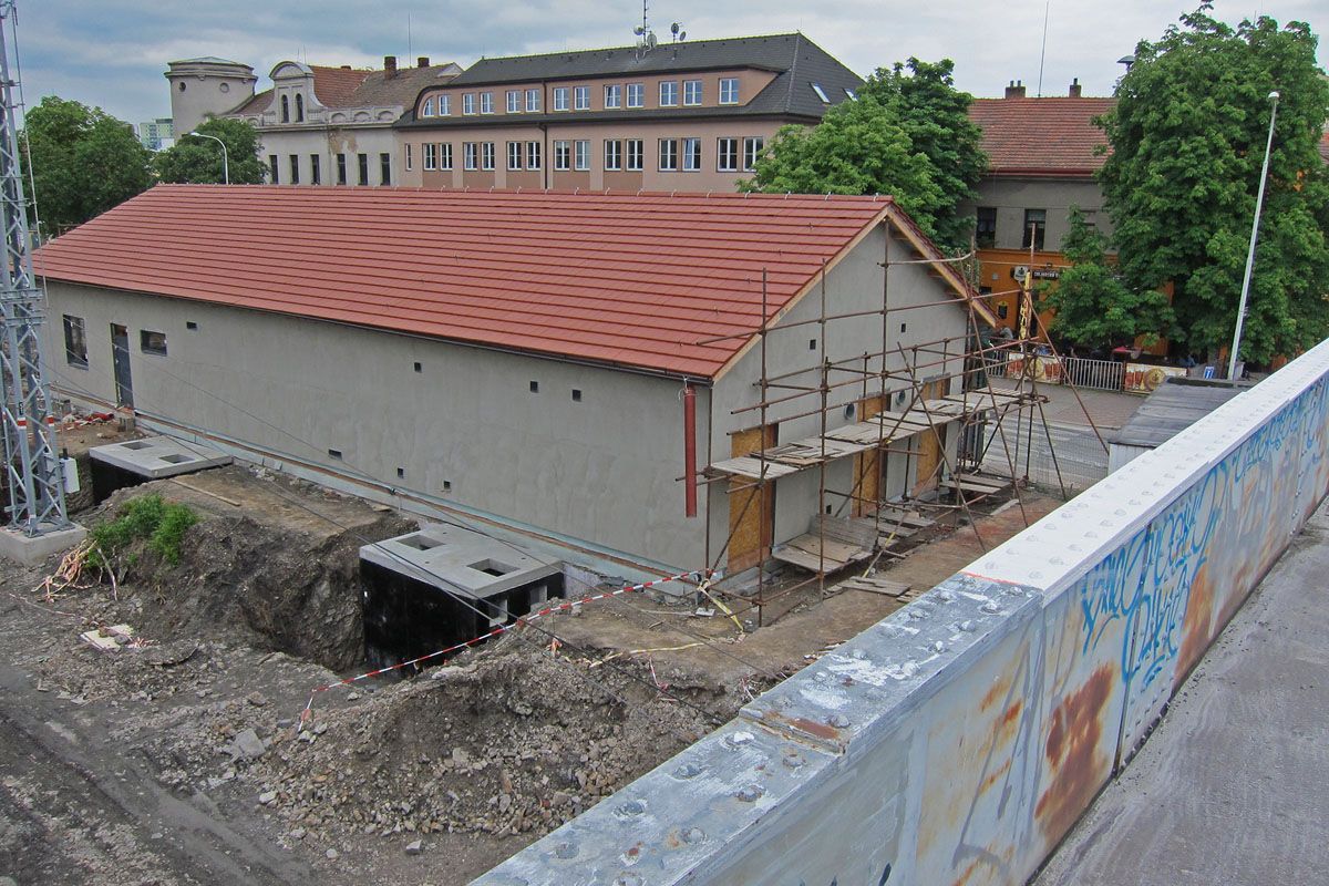 Technologick� budova, buduj� se kabelov� trasy, l�vka se ji� opravuje, 10.6.