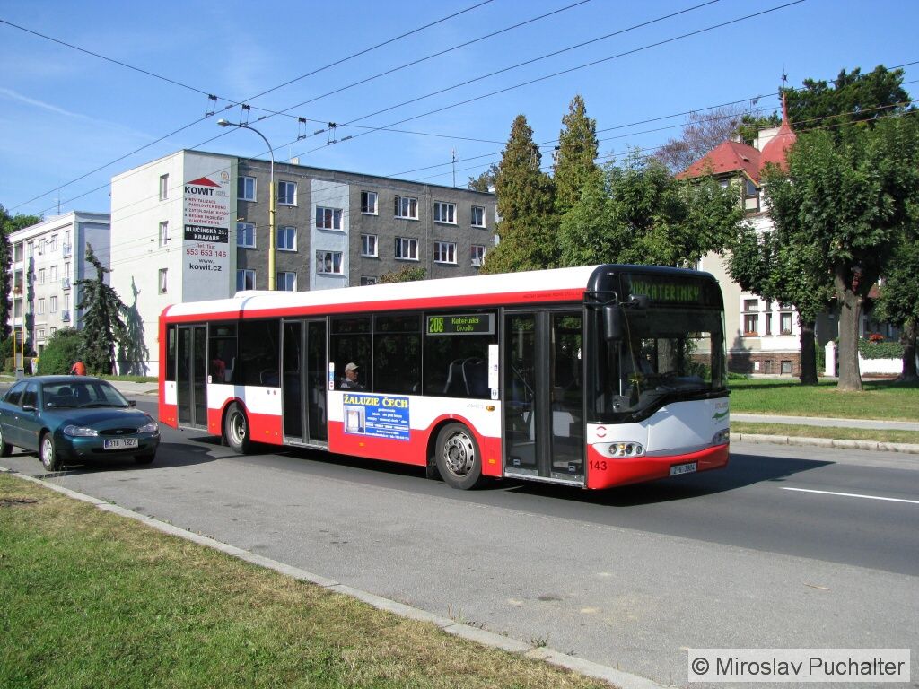 Ev. �. 143 (Soalris Urbino 12) jako NAD za trolejbusy na lince 208.