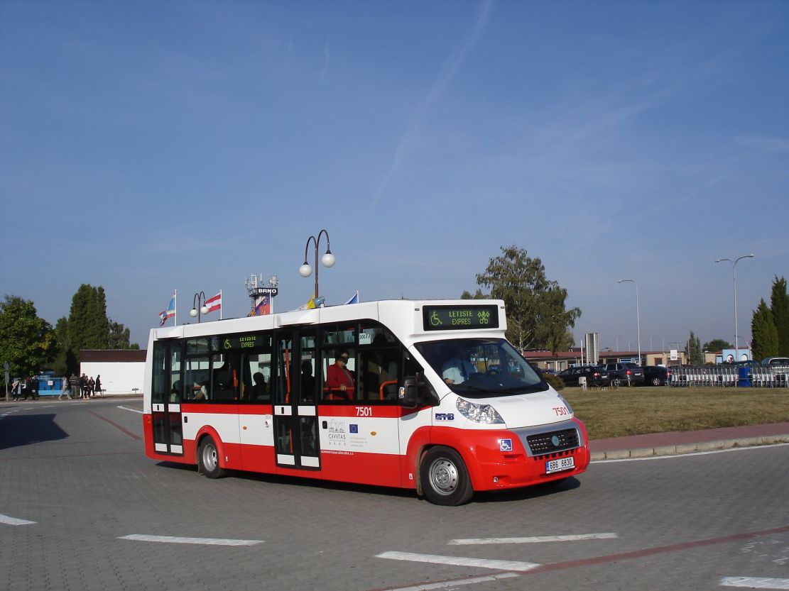 Minibus poprv v akci s cestujcmi