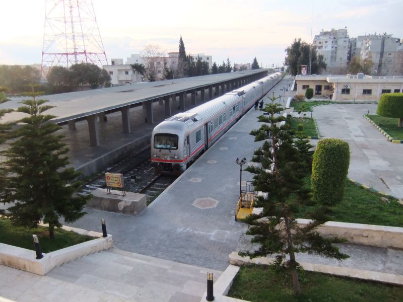 Latakia - vlak . 41 do Aleppa (nov jednotka od Hyundai)