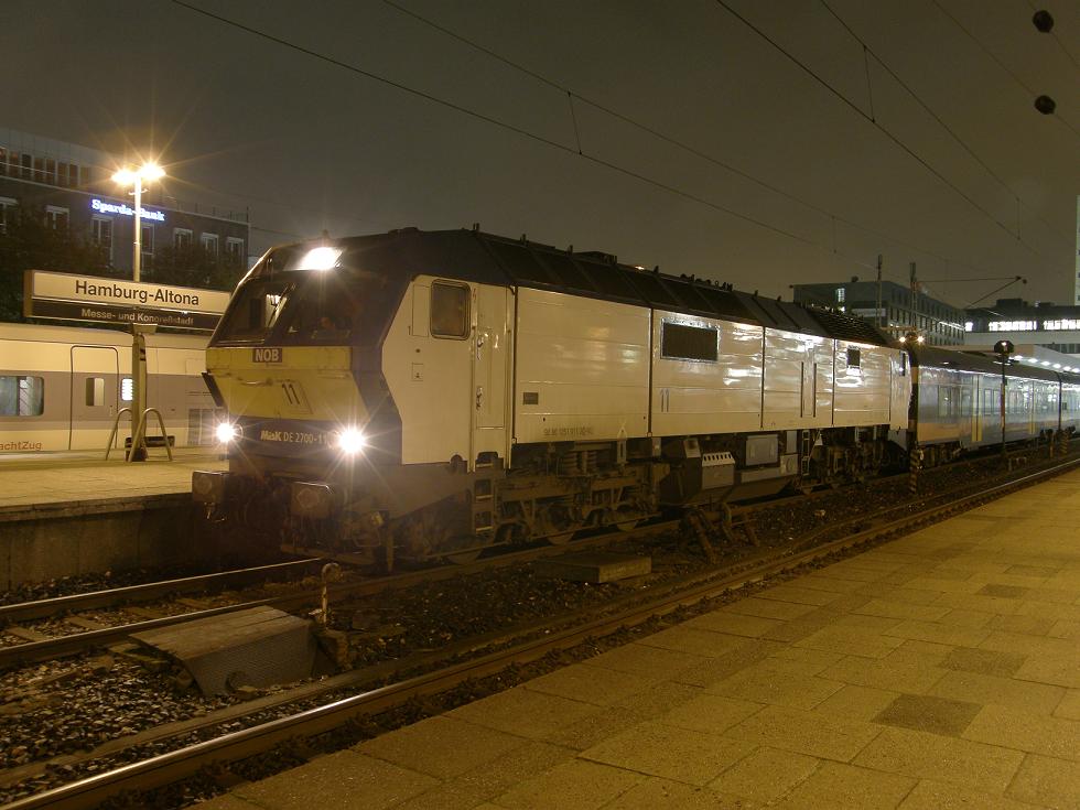 MaK De 2700 011 s vlakem do Westerlandu.