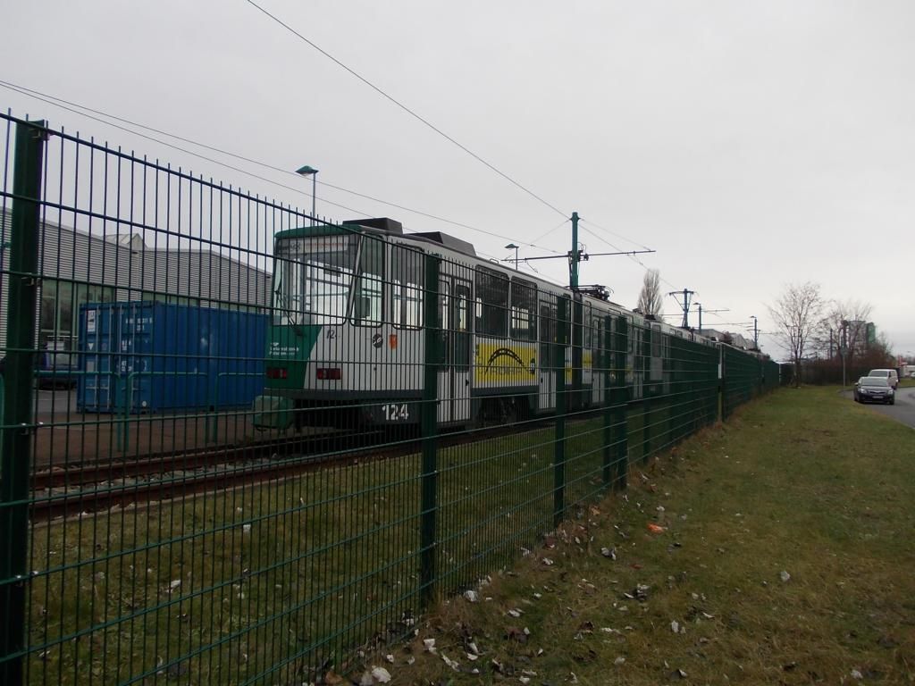 Pohled vn� are�lu vozovny na zrychlova� 124, odstaven� na zku�ebn� trati