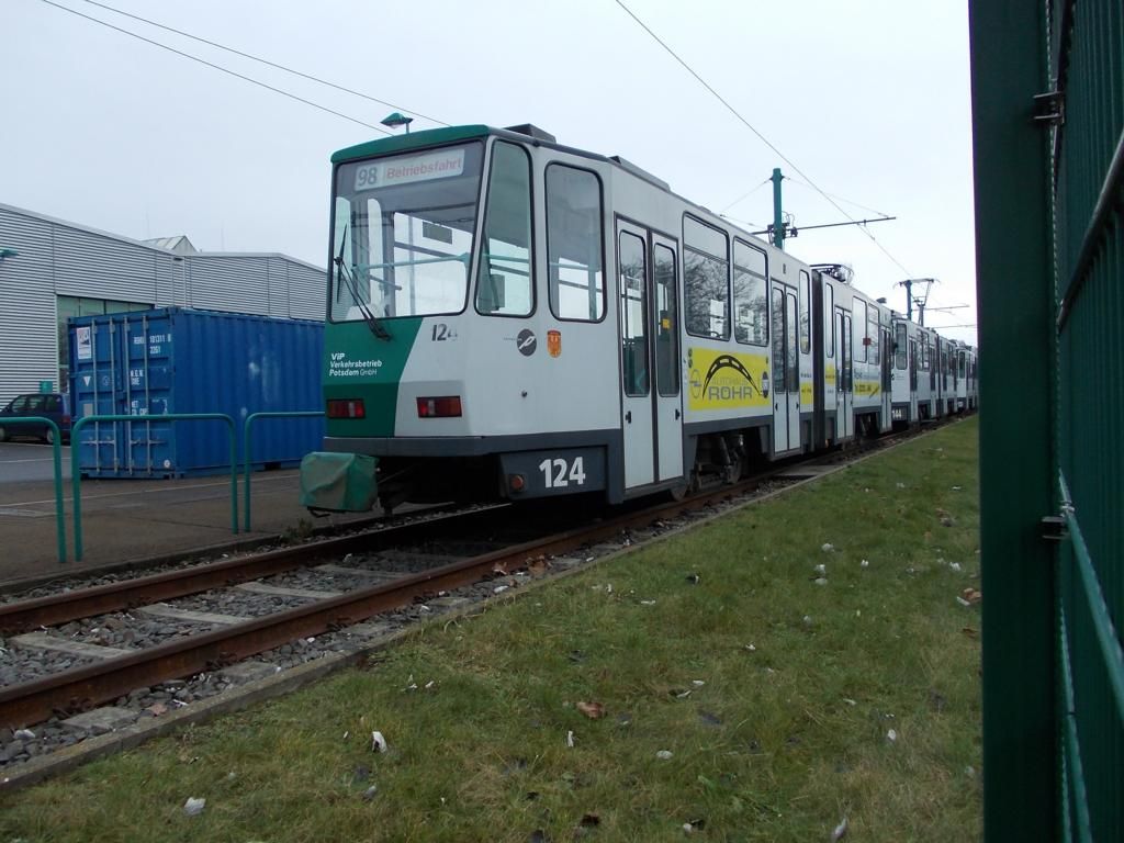 Zrychlova� 124 na zku�ebn� trati. Za modr�m kontejnerem je hala d�len, spole�n�ch pro TRAM i BUS