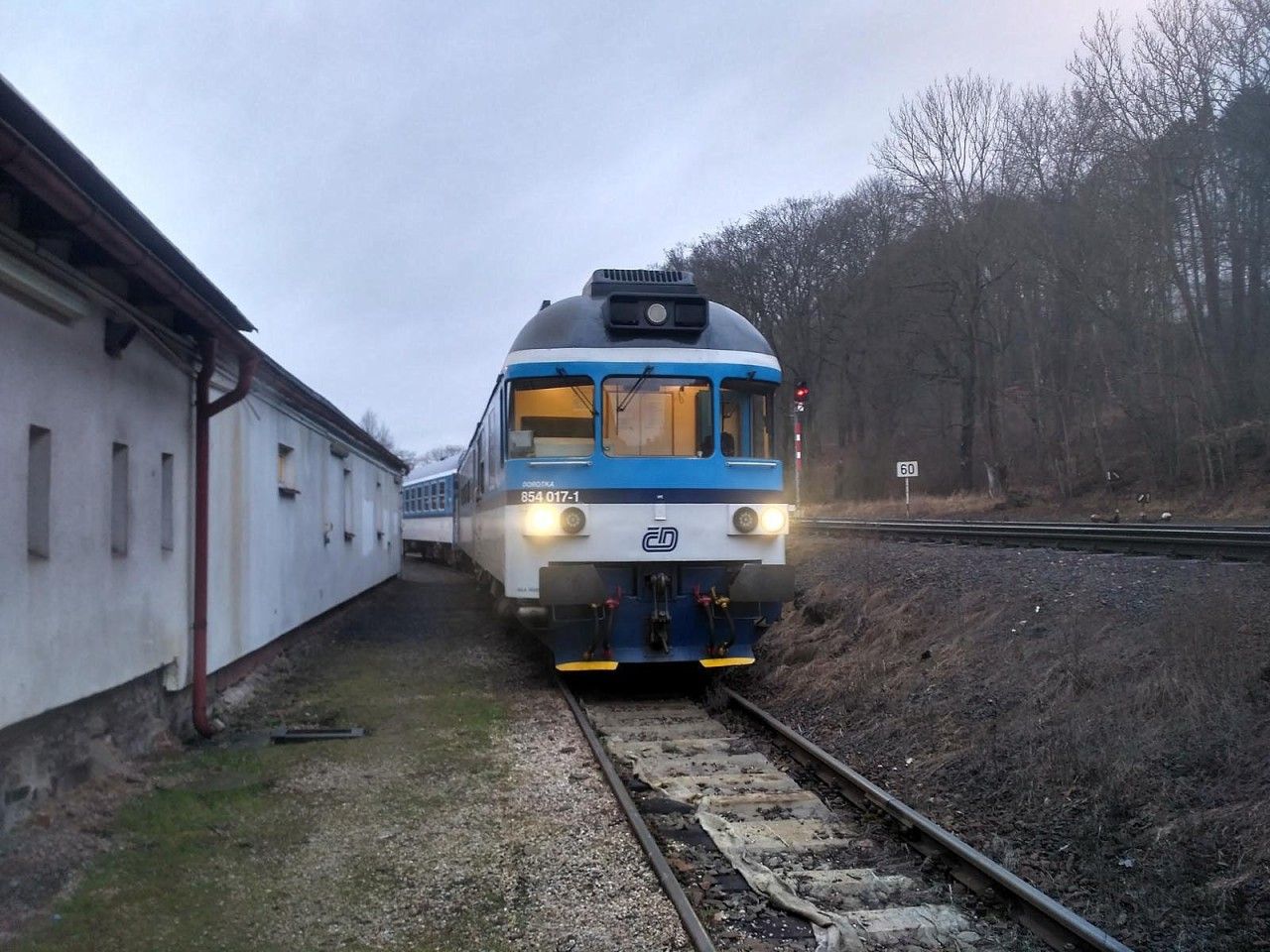 854.017 pipraven pro veden vlaku 1889, dne 1.3.2020 ve svm depu v Trutnov
