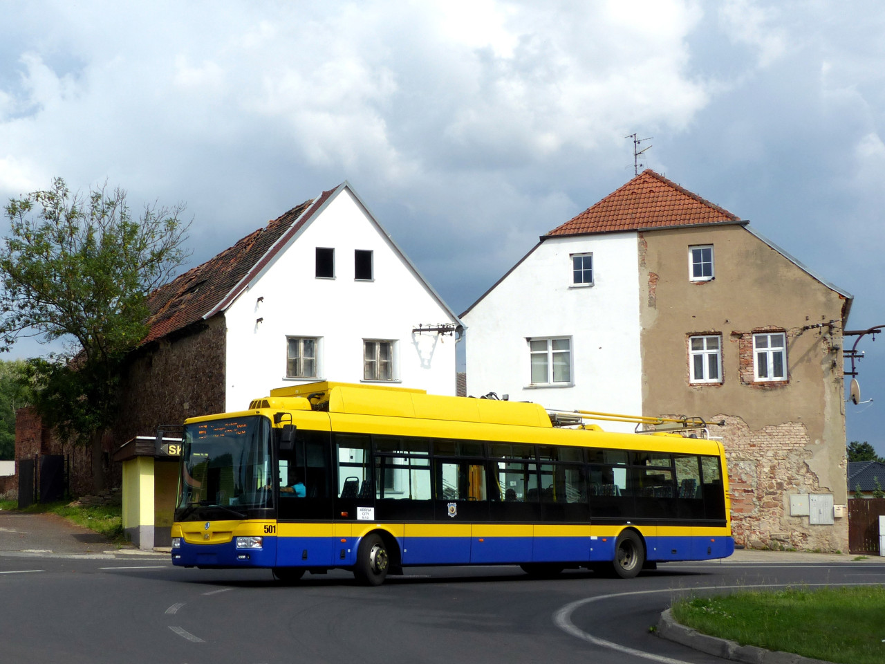 Letn trasa linky 107 nabzela pro trolejbus nezvykl scenrie. Zastvka jezdeek,nmst, 501