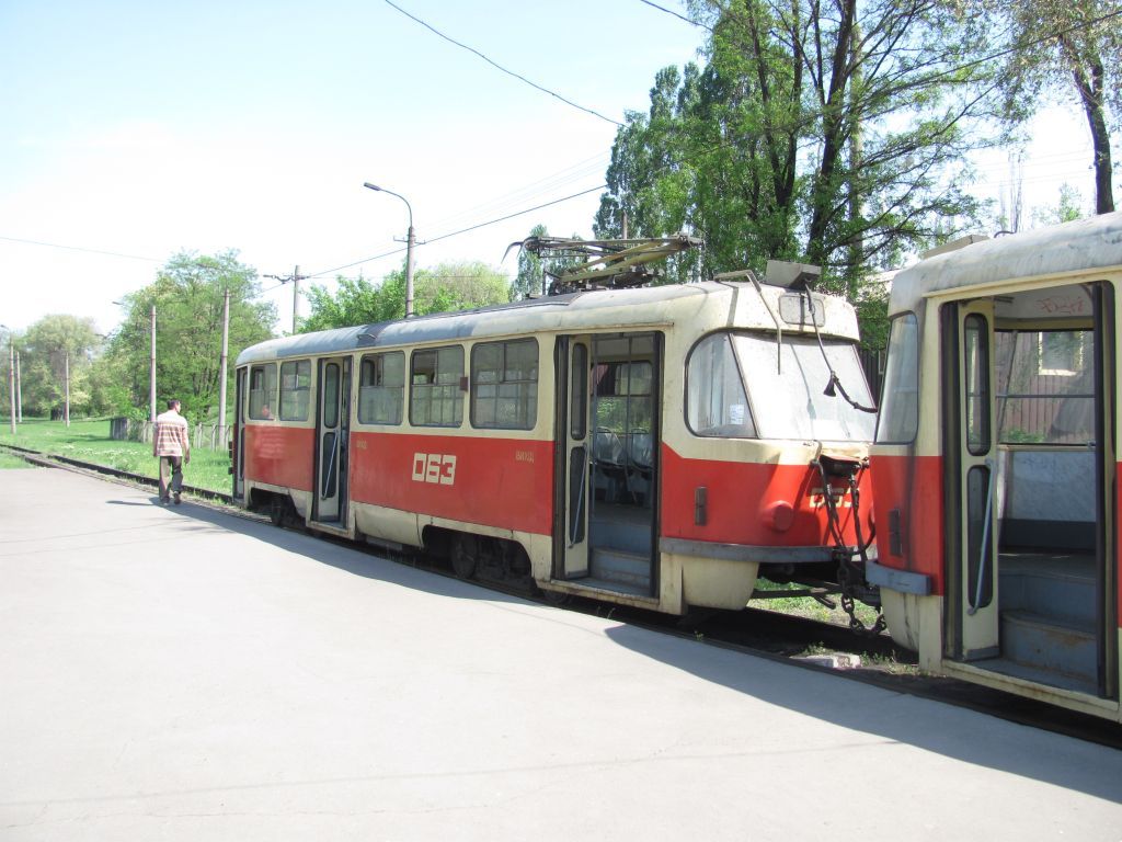 jako druh� v�z soupravy je 063 (ex 6461 Praha)