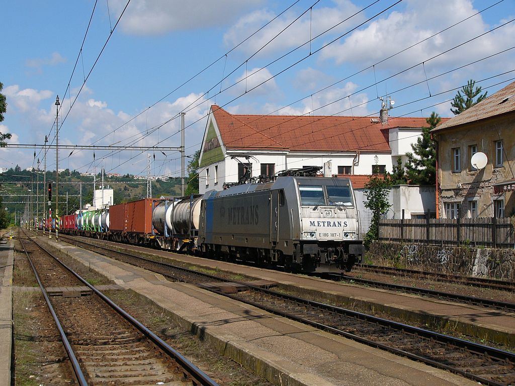 E 186 187 Praha-Bubene (21. 8. 2013)