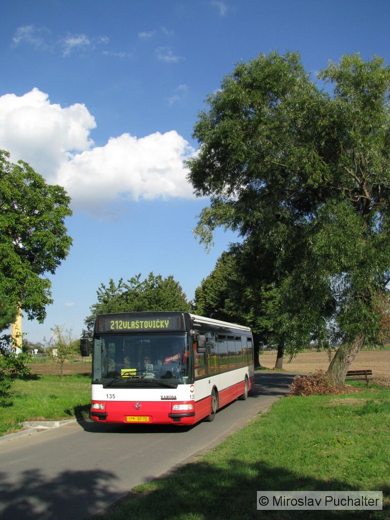 Ev. . 135 (Karosa-Renault City Bus) v ulici U Pikule v mstsk sti Vlatoviky.