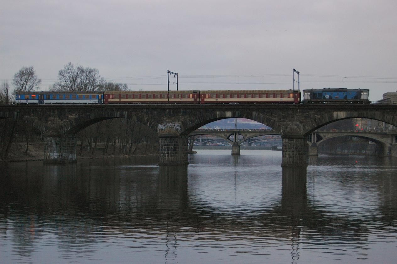 954.221 + 750.707 - os. 9801 - Praha Negrelliho viadukt - 13.2.2014.