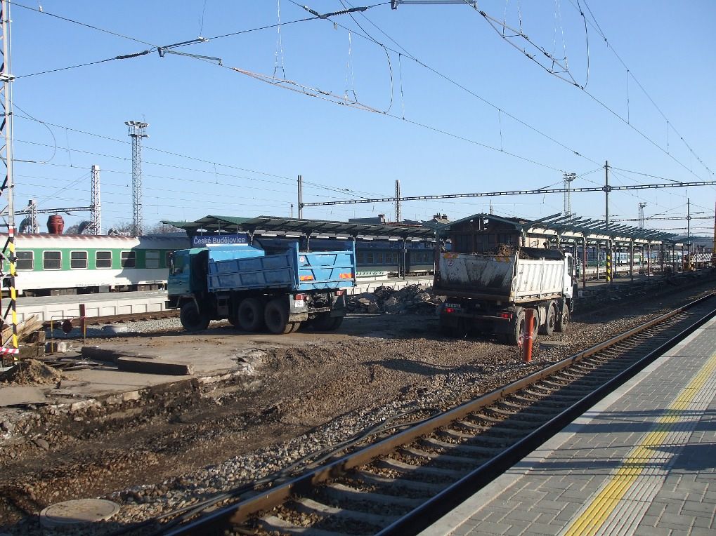 Pohled na 3. n�st. s vozidly to��c�mi se pod bagrem