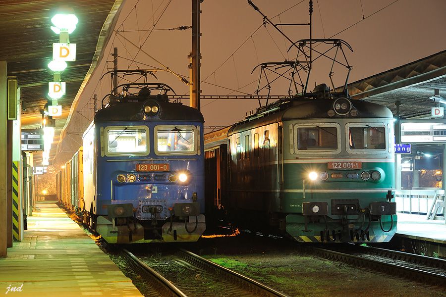123 001+122 001 Pha Hole�ovice �ekaj�c� na sv�j postrk