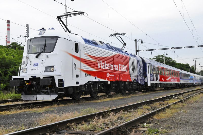 380 011 se Zvl. EC Josef Masopust krtce ped vjezdem