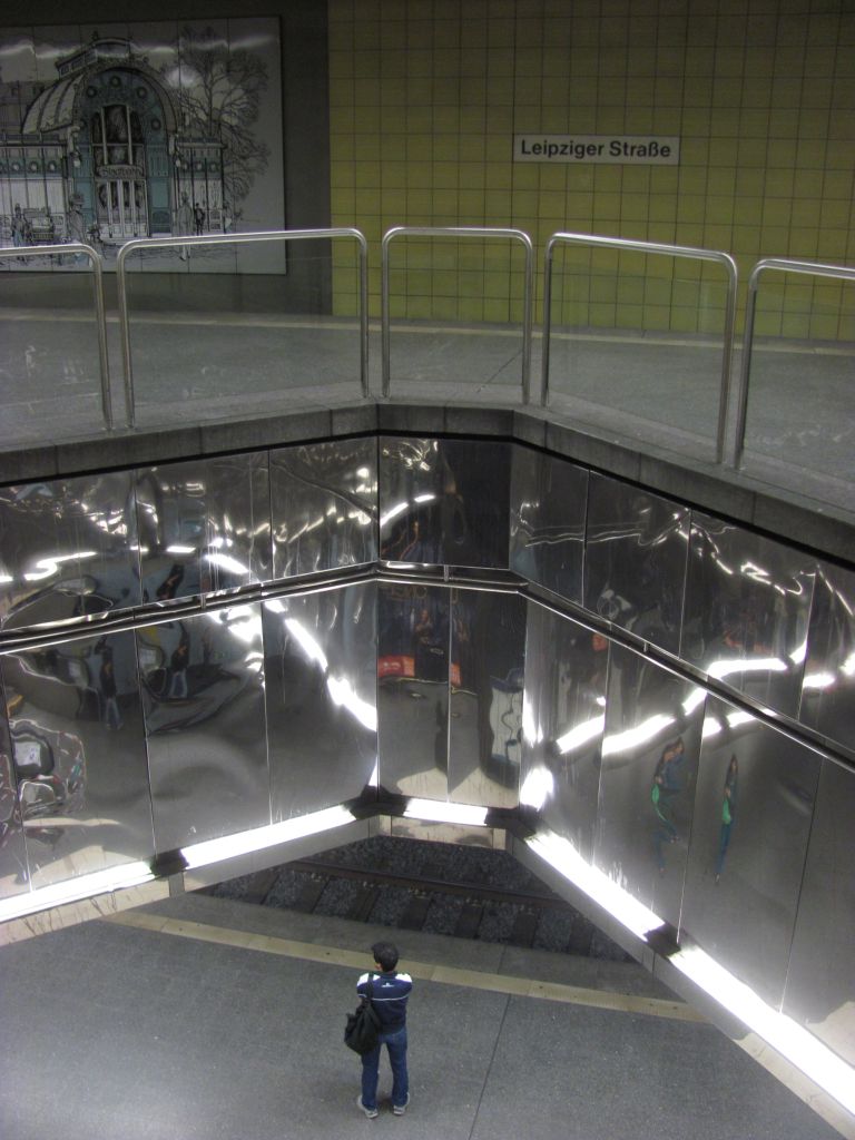 2 patrov stanice metra, opan smry jsou nad sebou.