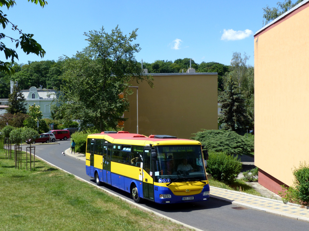 Autobusy nov obslouily okol botanick zahrady. Ulice Novkova, #445
