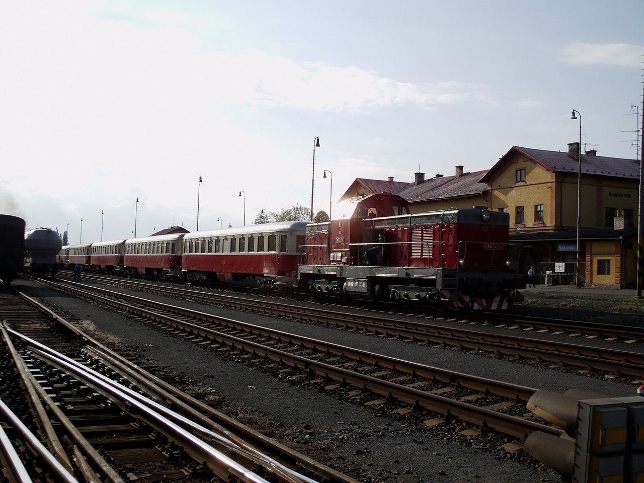 T 466.0286 v soupravov�m vlaku do Lu�n�, v �st. Rakovn�k, 28.5.2011