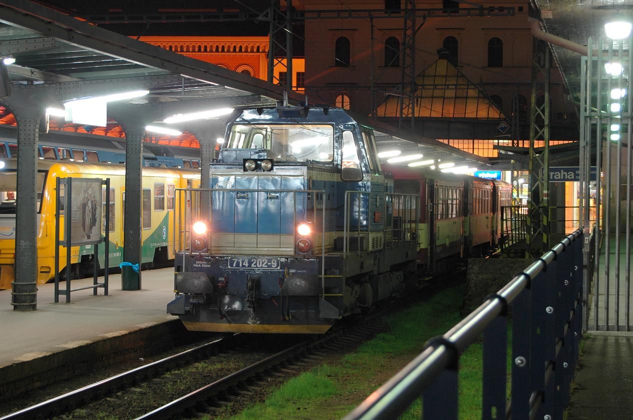 714.202 po obratu os. 9011/9016 �ek� na Sp.1906 v Praze Masarykovo n�dra�� - 20.3.2014.