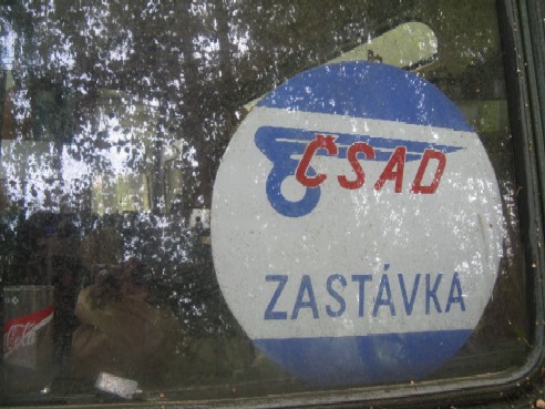 Nach�z� se tam dokonce i zast�vkov� ozna�n�k �SAD