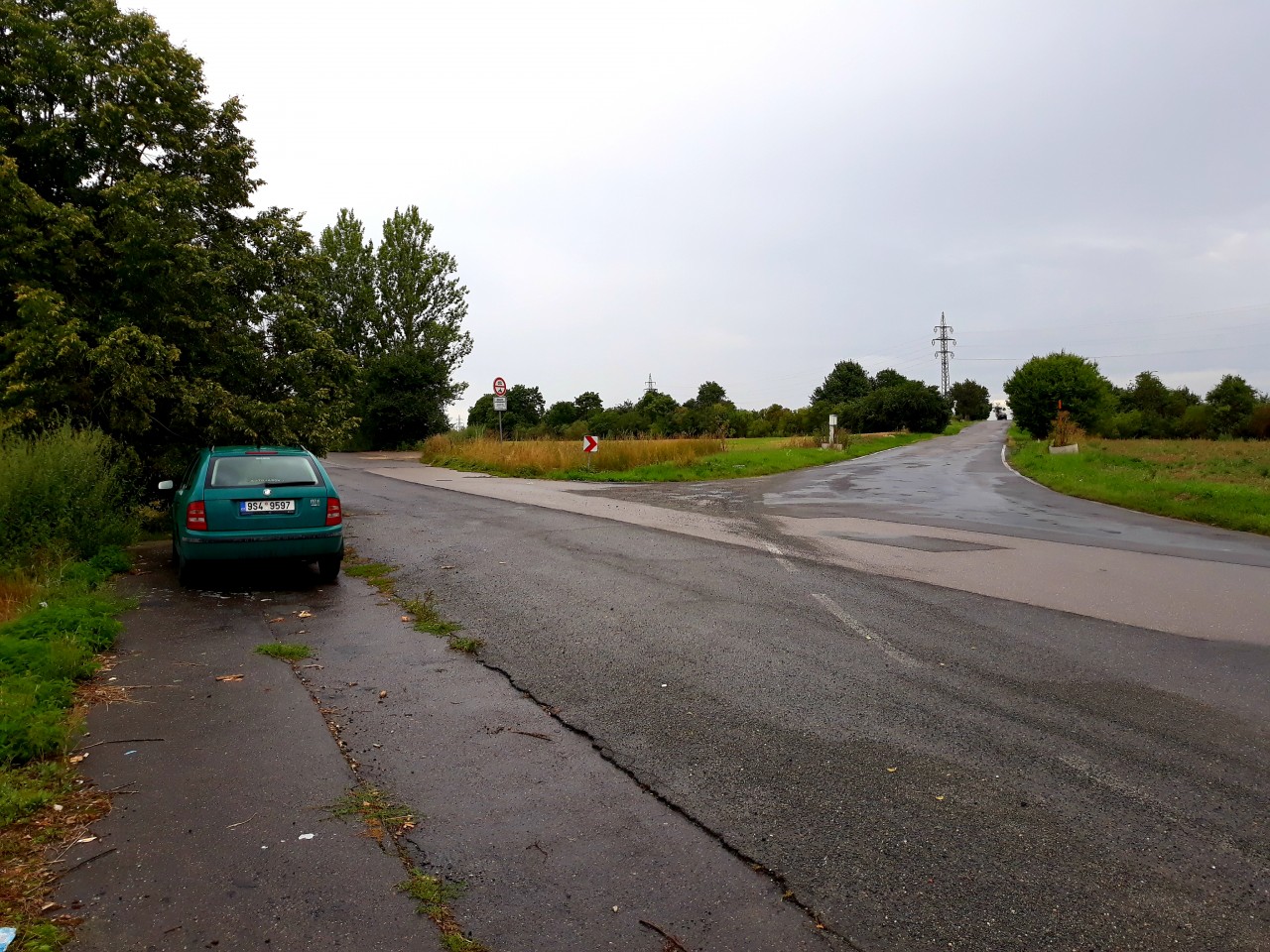 Počátek nefunkčního úseku bývalé silnice I/7, vpravo odbočuje silnice do Zlonic. 