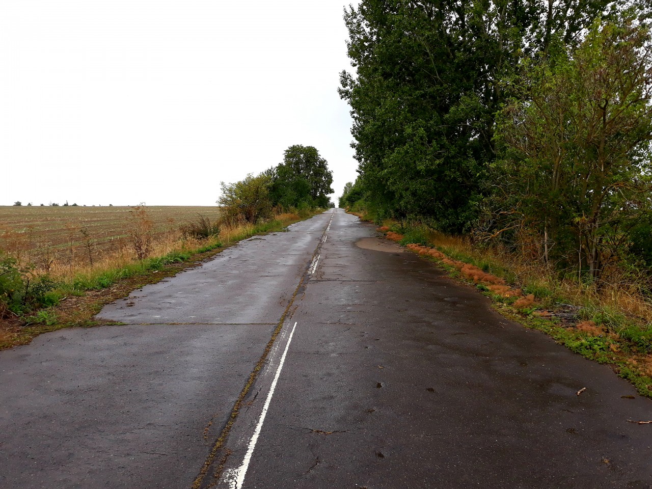 Nefunkční úsek bývalé silnice I/7,  směr Lotouš.