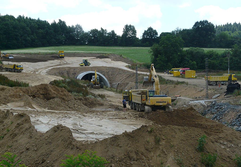 Olbramovick� tunel - z�syp port�lu a budov�n� t�lesa k mostu