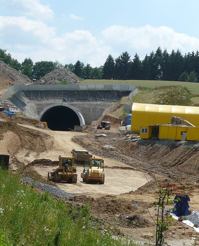 Z�rodek t�lesa trati u Tomic I od tunelu Tomice II